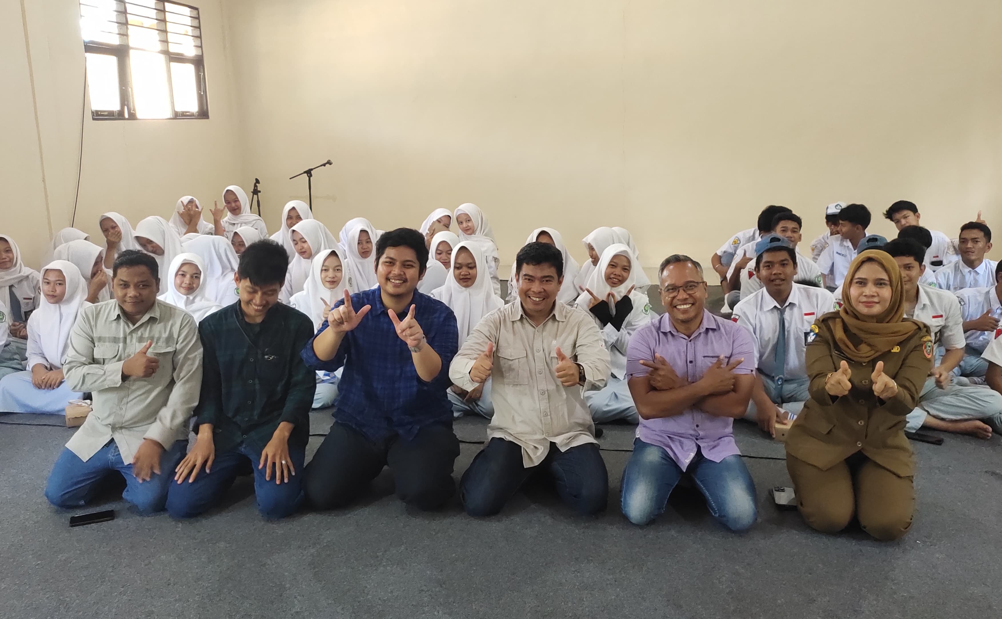 BERPOSE:Narasumber tim CSR PT KPP dan Kepala SMAN 1 Piani berfoto bersama para siswa peserta pelatihan literasi digital, Senin (16/6/2025).(Foto:Bayu/Radar Banjarmasin)