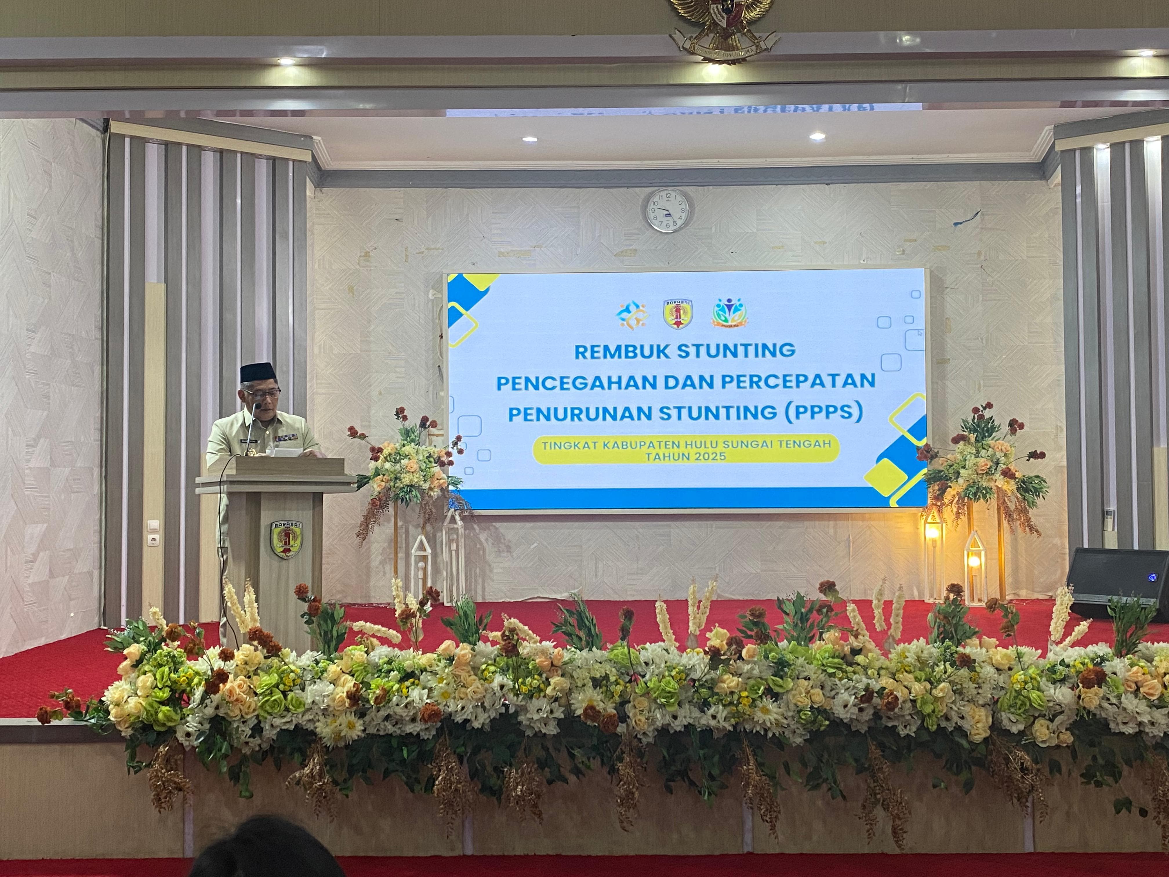 REMBUK STUNTING:Bupati Kabupaten HST Samsul Rizal membuka acara rembuk sunting di Pendopo, Selasa (17/6/2025).