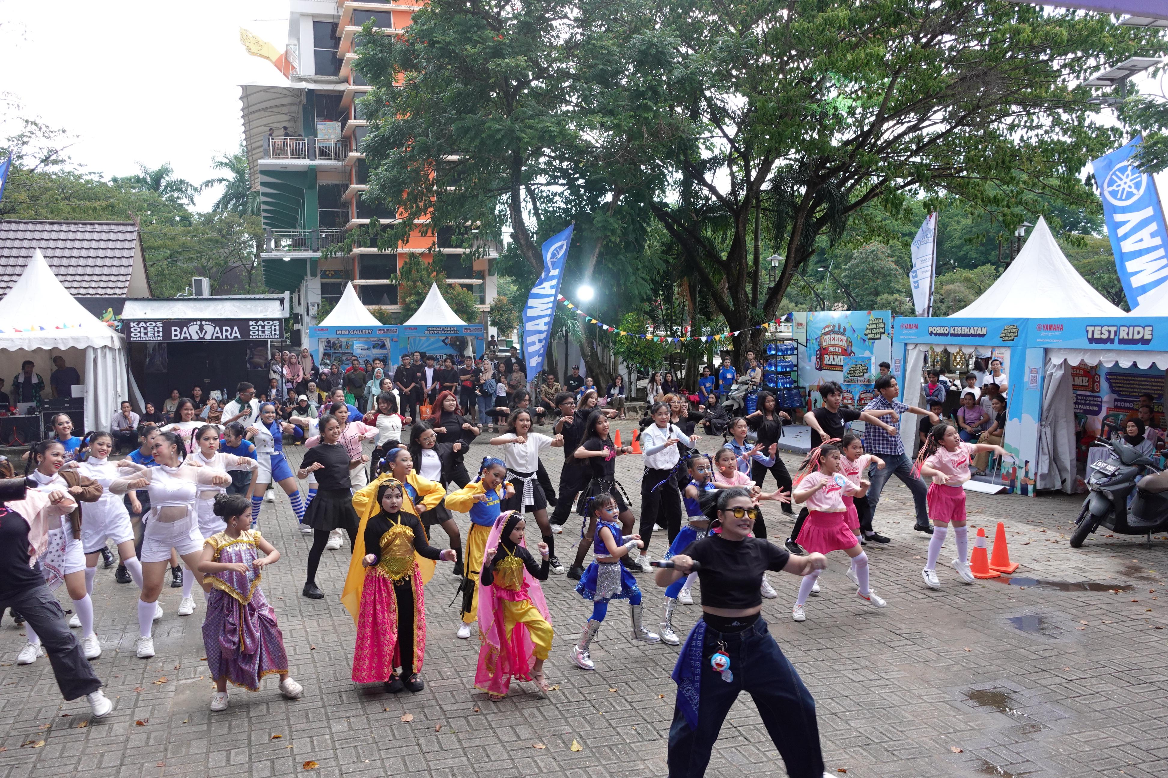 MERIAH:Penampilan para dancer di ajang Yamaha Grebek Pasar Rame 2025 di Siring Menara Pandang, Minggu (15/6/2025).