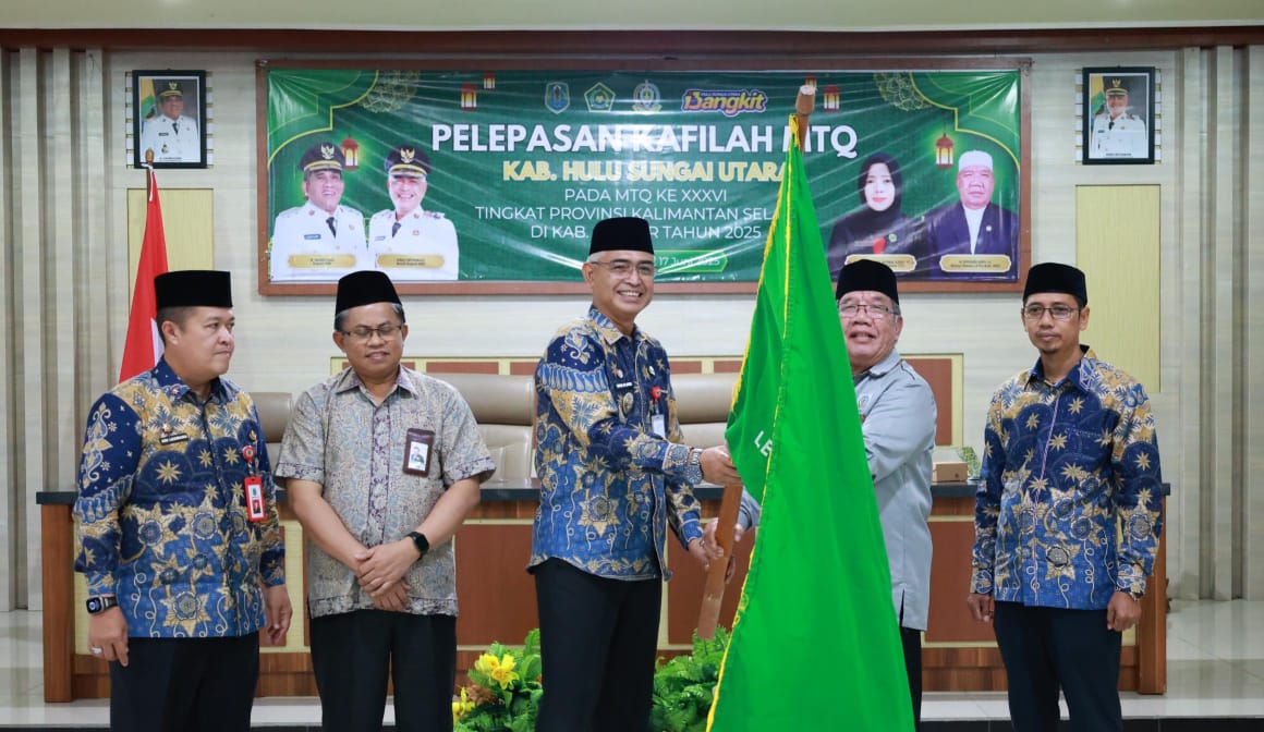 KAFILAH HSU:Wakil Bupati Kabupaten HSU, Hero Setiawan menyerahkan pataka kepada Ketua LPTQ Kabupaten HSU, H Husairi Abdi di Gedung Agung Setda HSU, Selasa (17/6/2025).(Foto: Pemkab HSU)