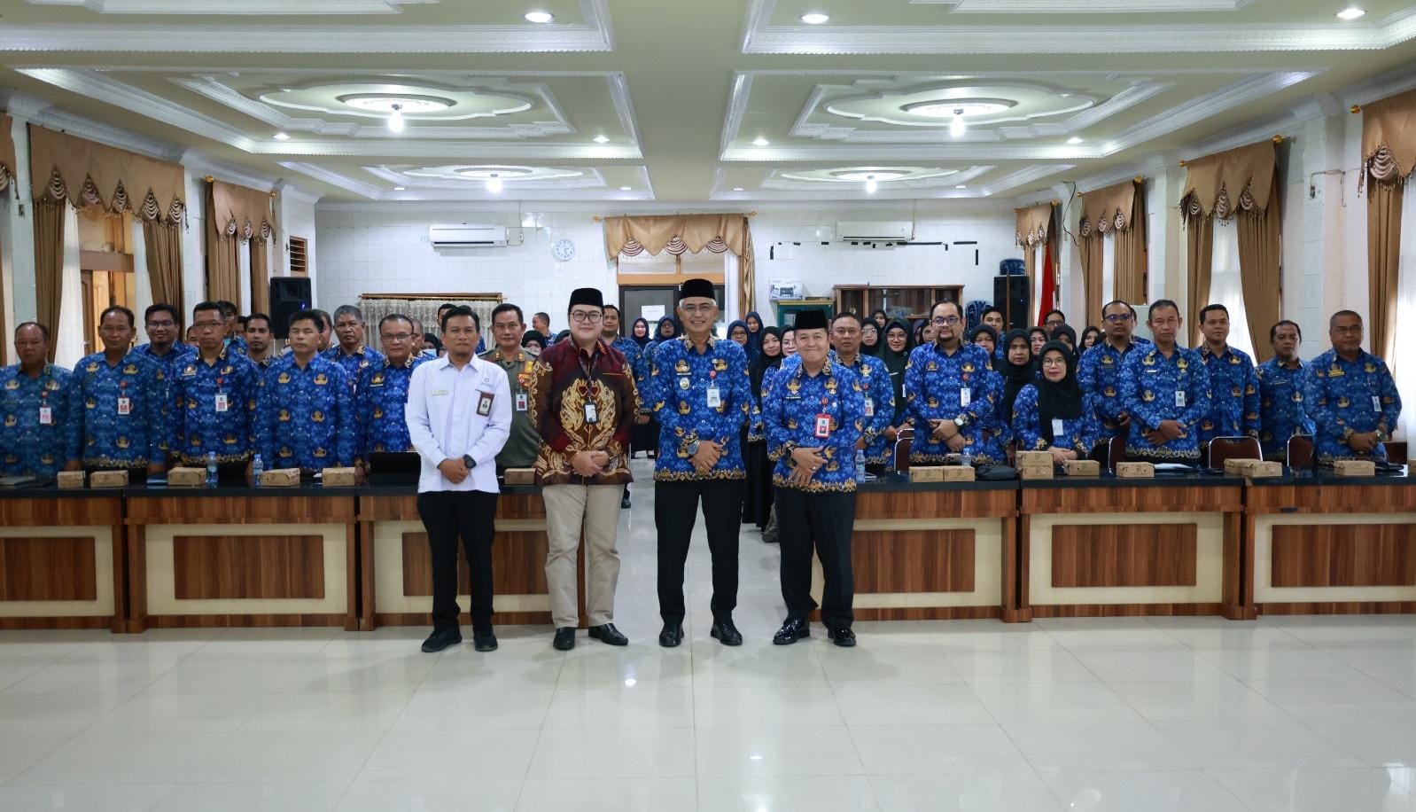 EKSIS: Wabup HSU, Hero Setiawan dan pejabat daerah Pemkab HSU foto bersama usai membuka kegiatan peningkatan kualitas pelayanan publik di Gedung Agung Setda HSU, Selasa (17/6/2025).
