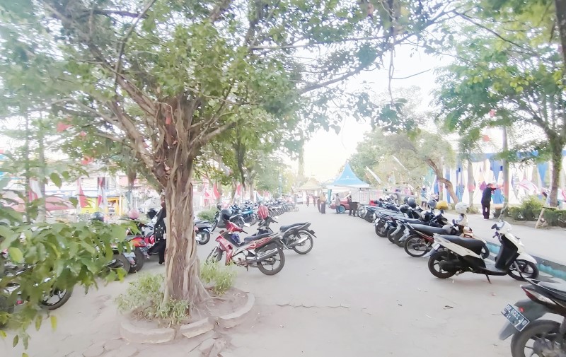 TARIF PARKIR: Parkir di sekitaran Alun-alun Ratu Zalecha, Martapura, Kabupaten Banjar beberapa waktu lalu