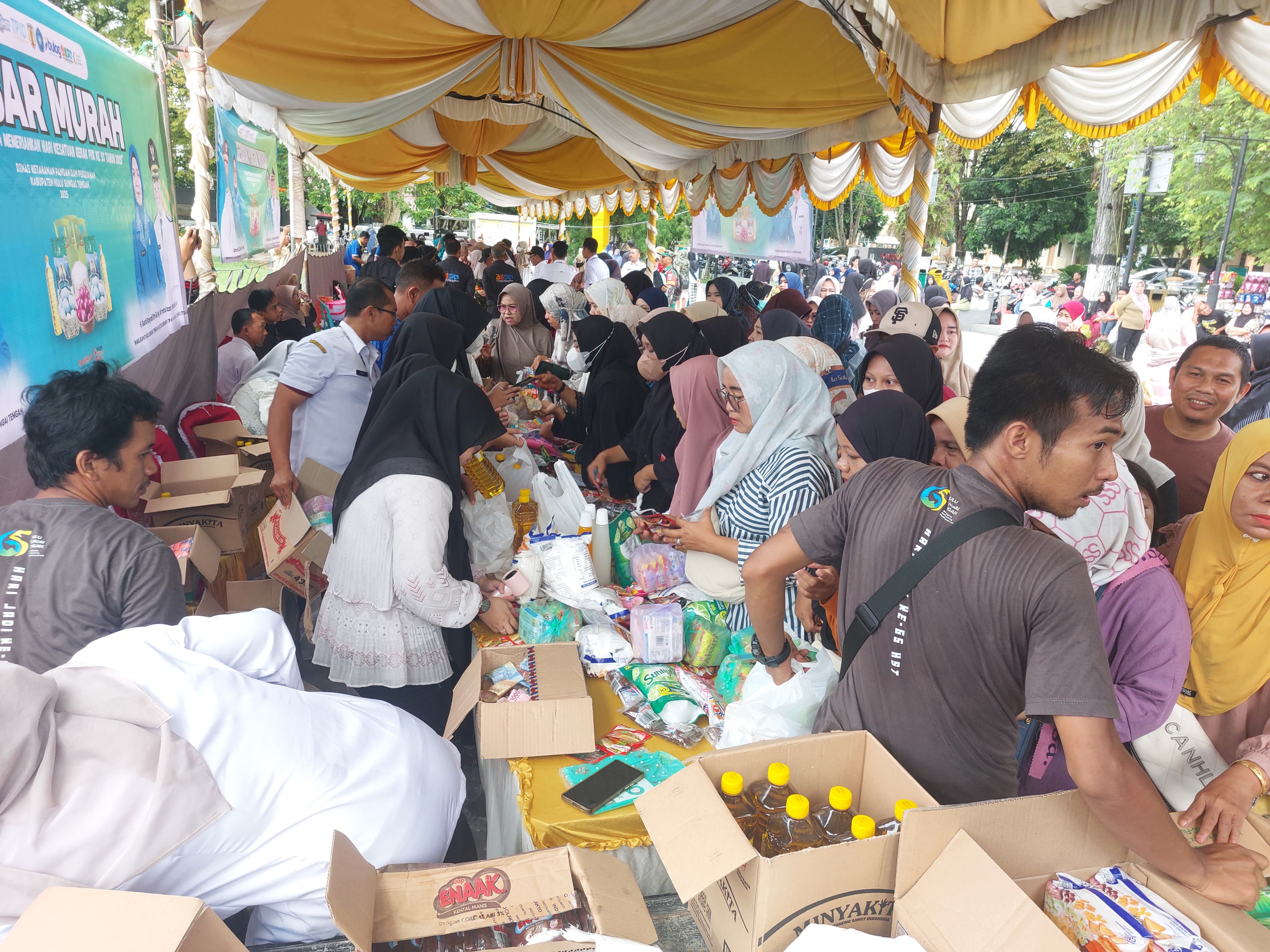 BERDESAKAN: Antusias warga HST memadati pasar murah di Lapangan Dwi Warna Barabai, Rabu (18/6/2025). (Foto: Jamaluddin Radar Banjarmasin).
