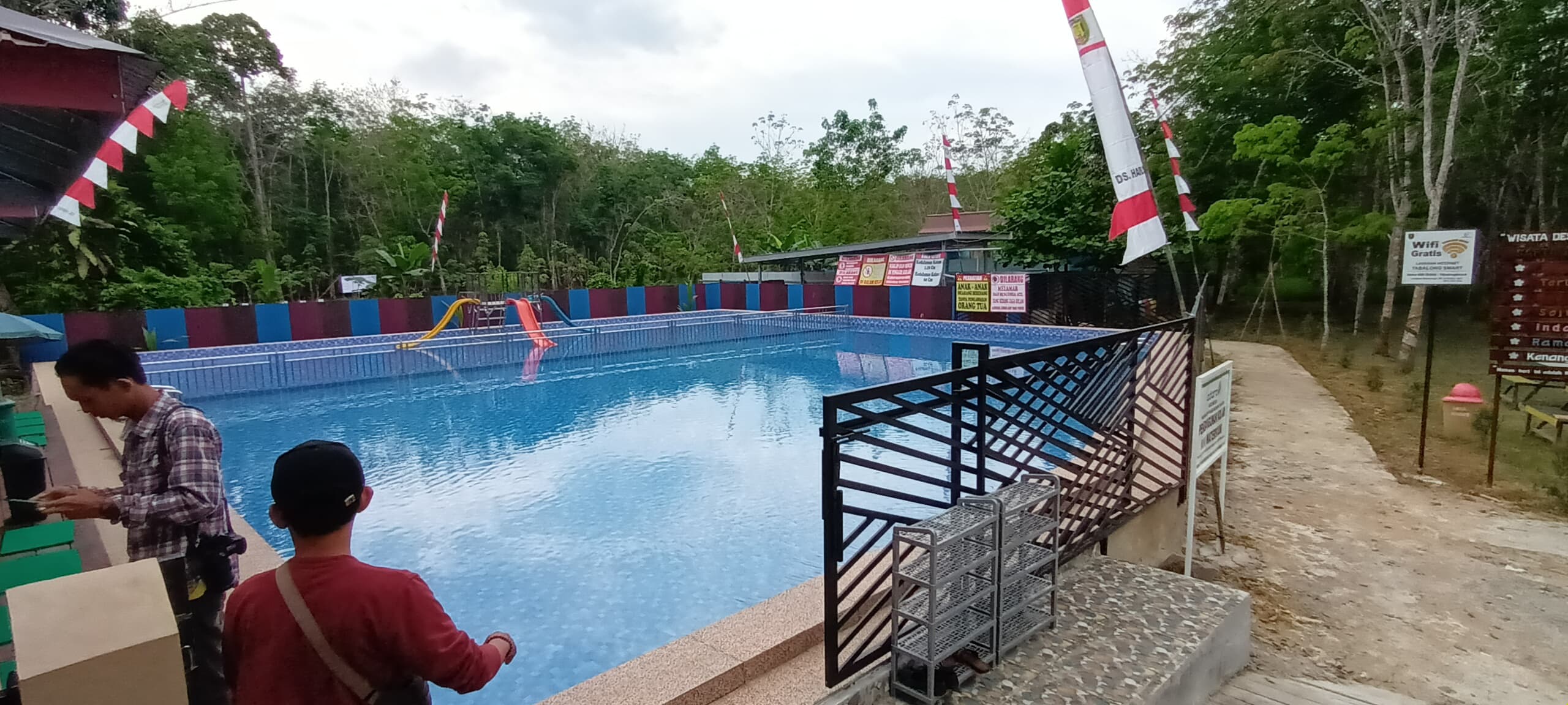 FASILITAS TAMBAHAN:Sarana permainan air di Taman Edukasi Desa Harus, Kabupaten Tabalong yang kini ditambah dengan mini water boom.(Foto:Ibnu Dwi Wahyudi/Radar Banjarmasin)