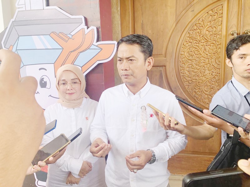 WAWANCARA: Wali Kota Banjarmasin, H Muhammad Yamin melayani pertanyaan wartawan seputar Perda Rumah Mediasi.