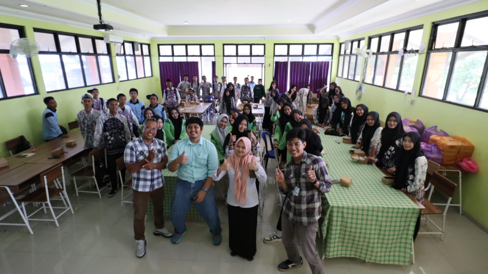 FOTO BERSAMA: Usai kegiatan pelatihan Jurnalistik perwakilan perusahaan KPP Mining bersama Wadir Radar Banjarmasin Toto Fakhrudin serta dewan guru dan pelajar berfoto bersama.
