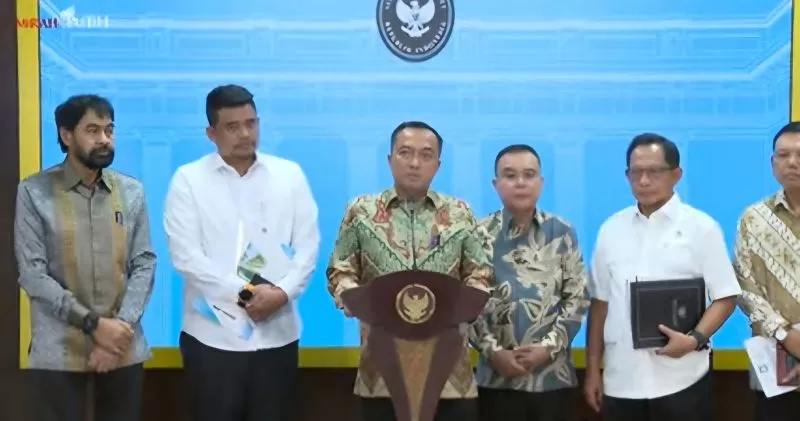 Menteri Sekretaris Negara (Mensesneg) Prasetyo Hadi menggelar konferensi pers terkait polemik empat pulau bersama Gubernur Aceh Muzakir Manaf dan Gubernur Sumut Bobby Nasution. (Setpres)