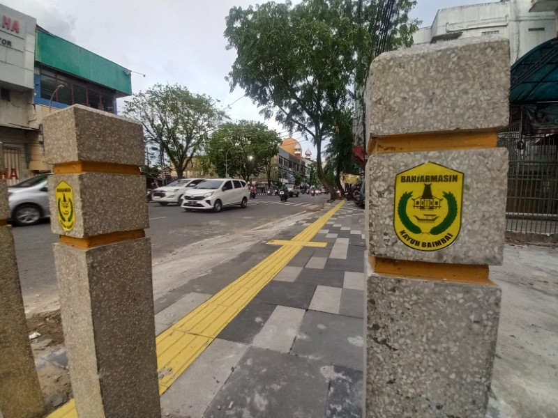 MASIH BARU: Trotoar anyar di Jalan Hasanuddin HM, Banjarmasin Tengah. Foto diambil akhir Februari 2025.