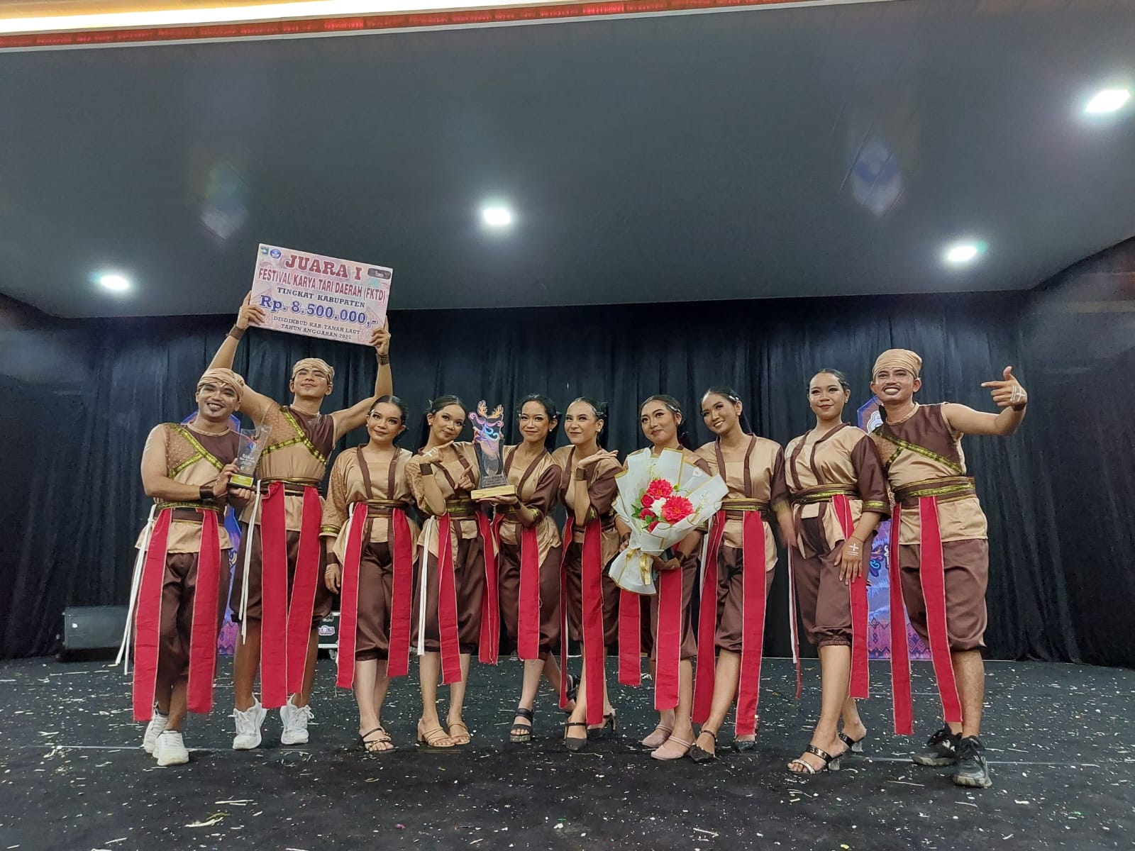 BANGGA: Para penari dari Sanggar Anggrek Harivi yang menjuarai Festival Karya Tari Daerah (FKTD) tingkat Kabupaten Tanah Laut (Tala) 2025.