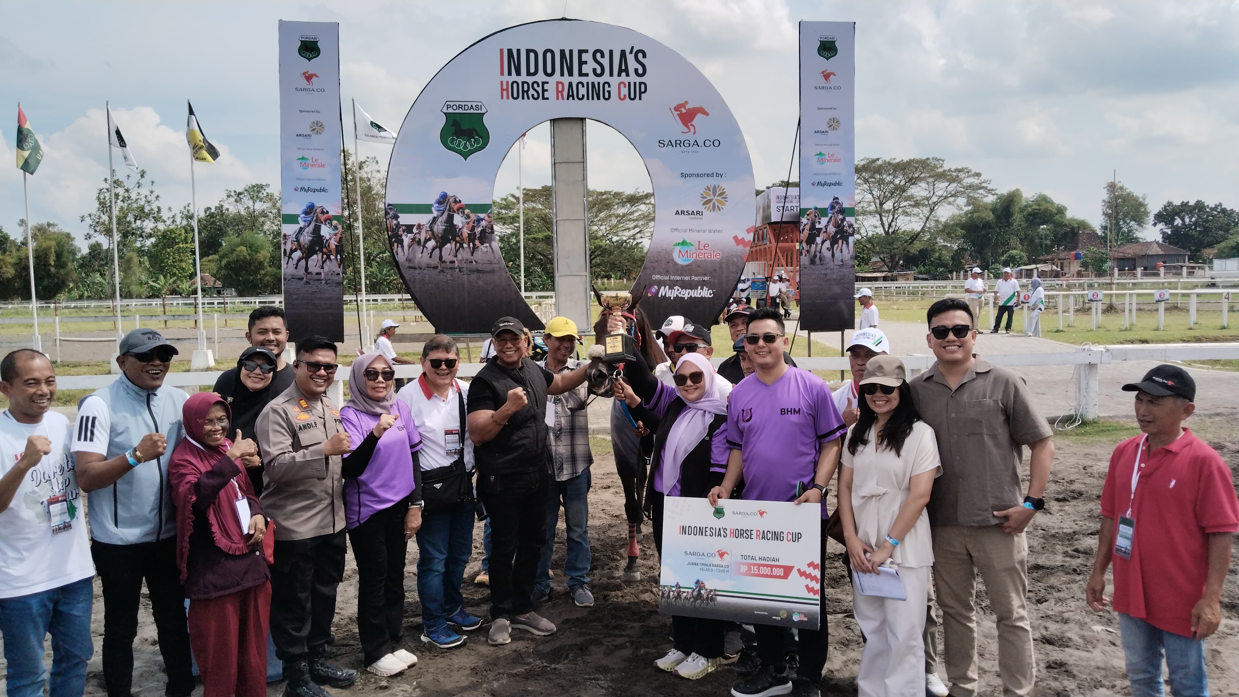 RAIH EMAS: Agung Saidil Adha (tengah) bersama manajer tim Sheila Putri Mahardika dan Ketua Umum Kontingen Bambang Heri Purnama serta rekan setim setelah meraih tiga medali emas untuk Kalsel.