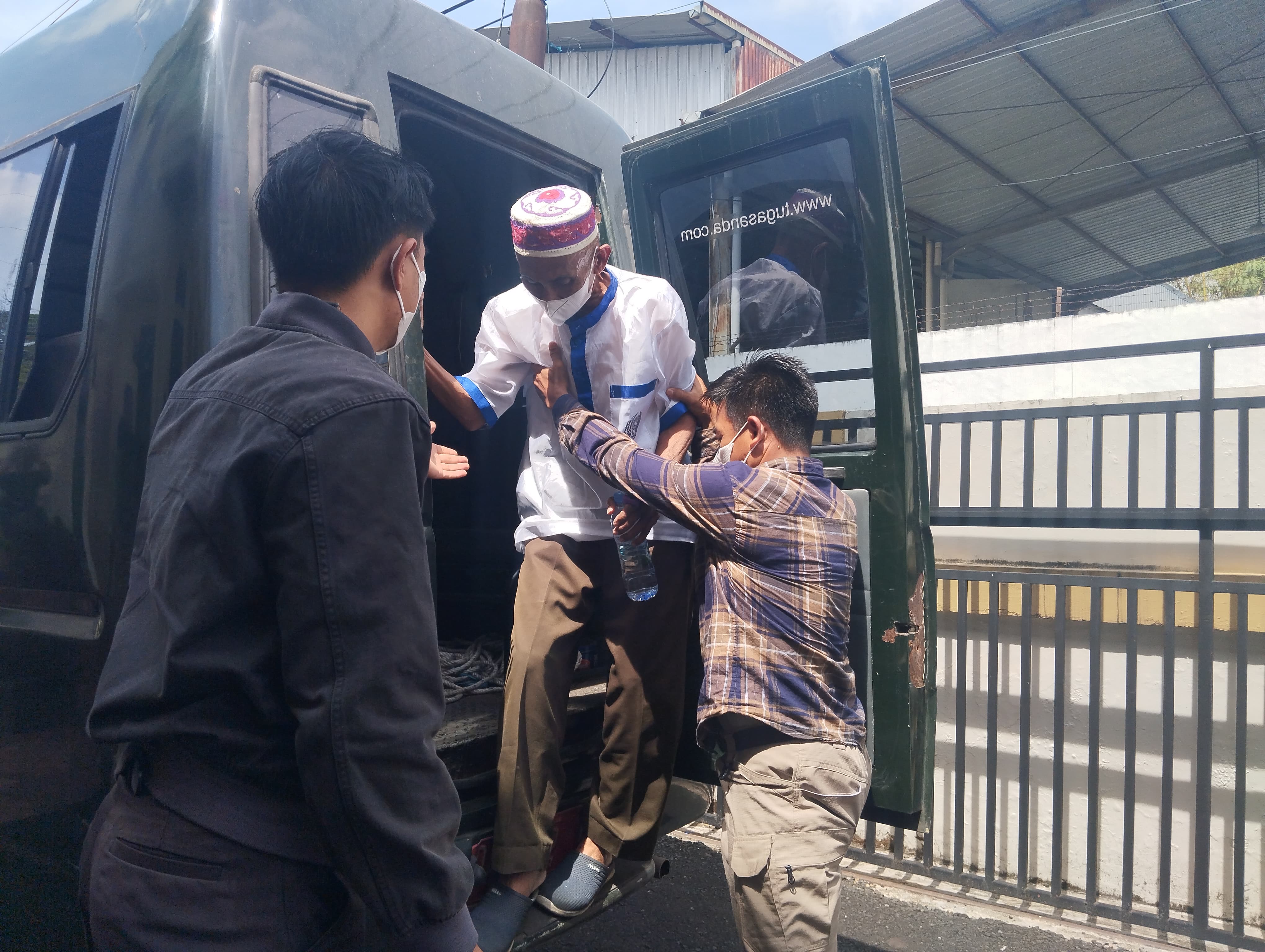 LEMAH : Dua petugas Kejari Banjar membantu Kakek Kahpi turun dari mobil tahanan untuk hadir dalam sidang PK kedua di PN Martapura, Kamis (19/6) sore. (FADLAN ZAKIRI/RADAR BANJARMASIN)