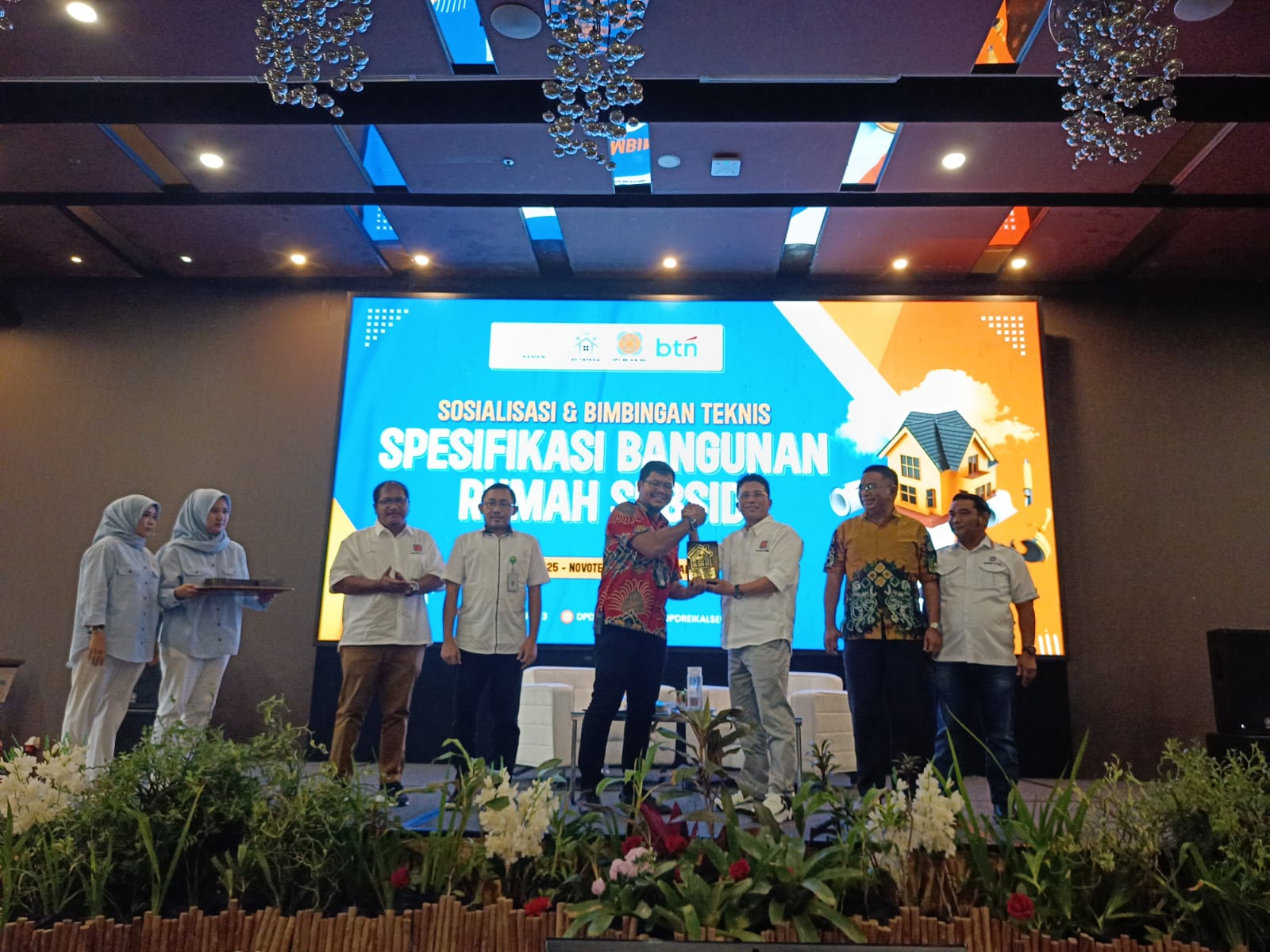 PLAKAT:Penyerahan plakat dari DPD REI Kalsel kepada Narasumber di acara Sosialisasi dan Bimtek Spesifikasi Bangunan Rumah Subsidi di Hotel Novotel Banjarbaru, Selasa (17/6/2025).(Foto:Sheila Farazela)