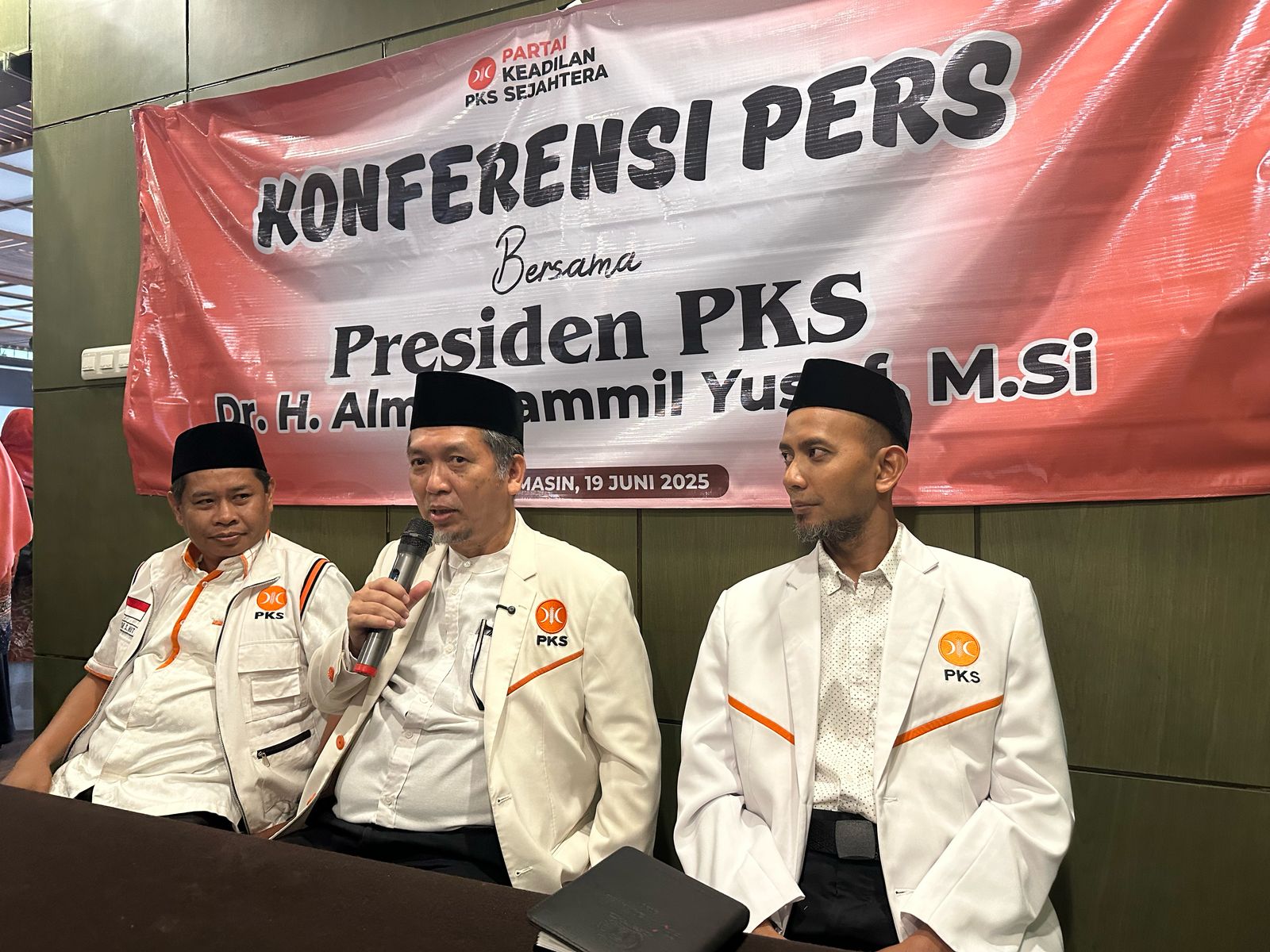 JUMPA PERS:Presiden PKS, Al Muzzammil Yusuf menyampaikan keterangan pers usai konsolidasi bersama pengurus PKS Kalsel di Banjarmasin, Kamis (19/6/2025).(Foto:M Oscar Fraby/Radar Banjarmasin)