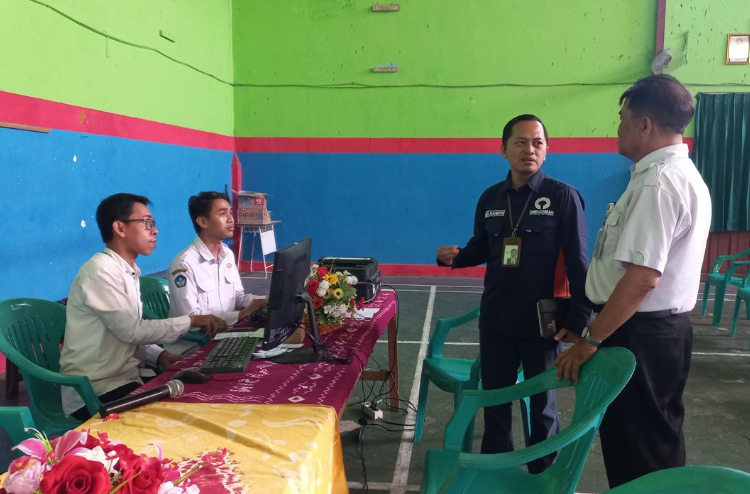 Ombudsman Kalsel memantau SPMB di sejumlah SMP di Kota Banjarmasin. (Adi untuk Radar Banjarmasin)
