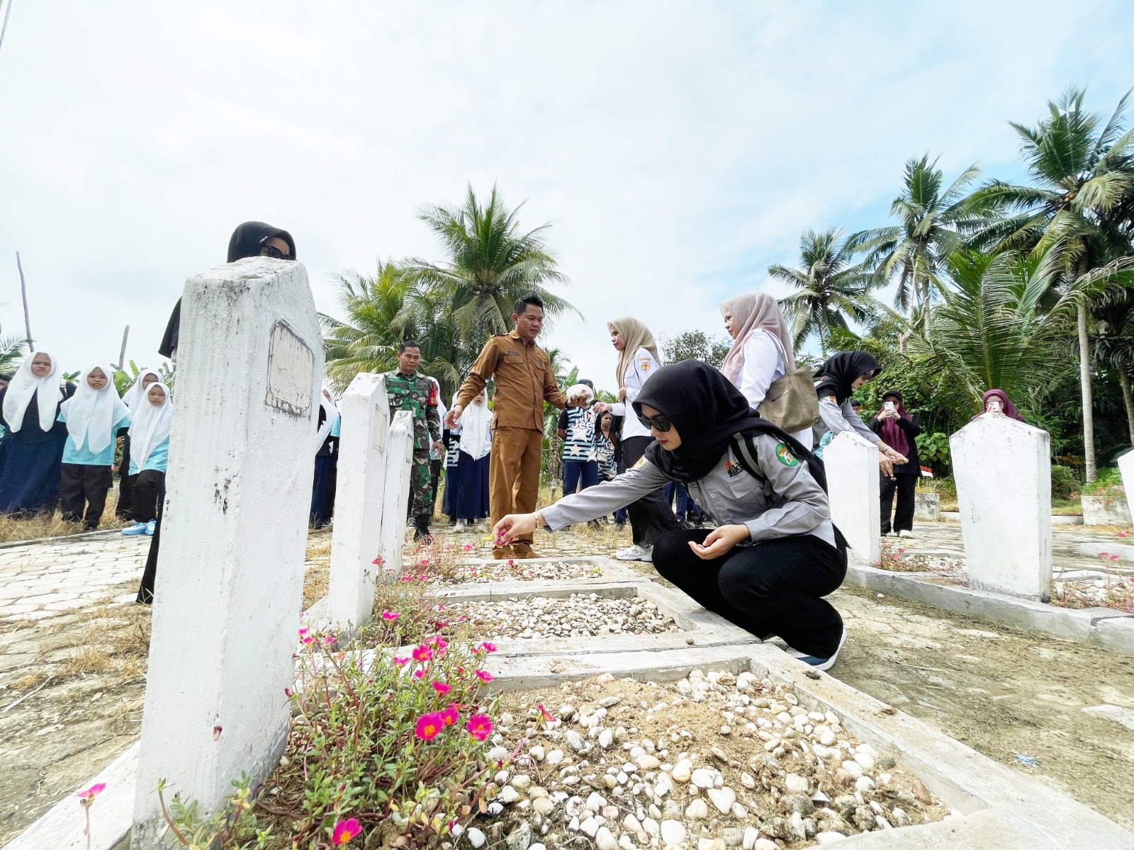 MAKAM: Tabur bunga di kuburan 23 pejuang di Makam Pejuang Kambat Selatan.