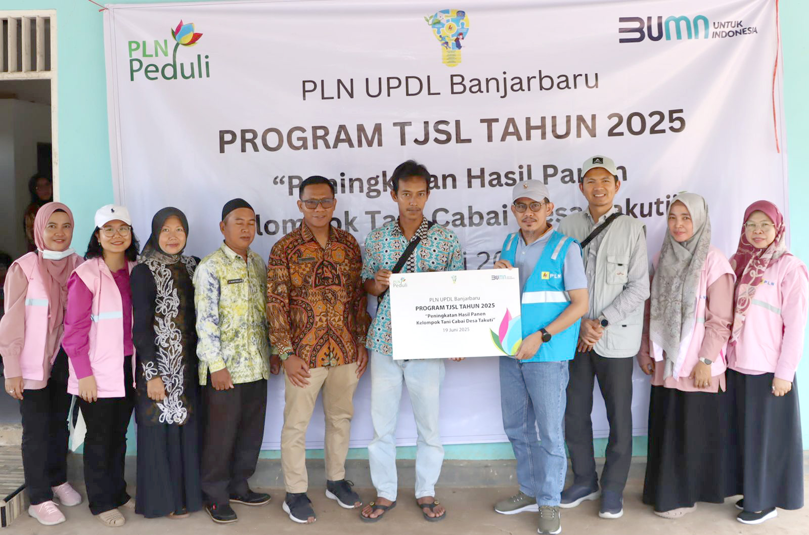 SERAHKAN: Manajer PLN UPDL Banjarbaru, Sunandar Usman menyerahkan bantuan pertanian kepada Kelompok Tani Cabai Desa Takuti, Kamis (19/6/2025).
