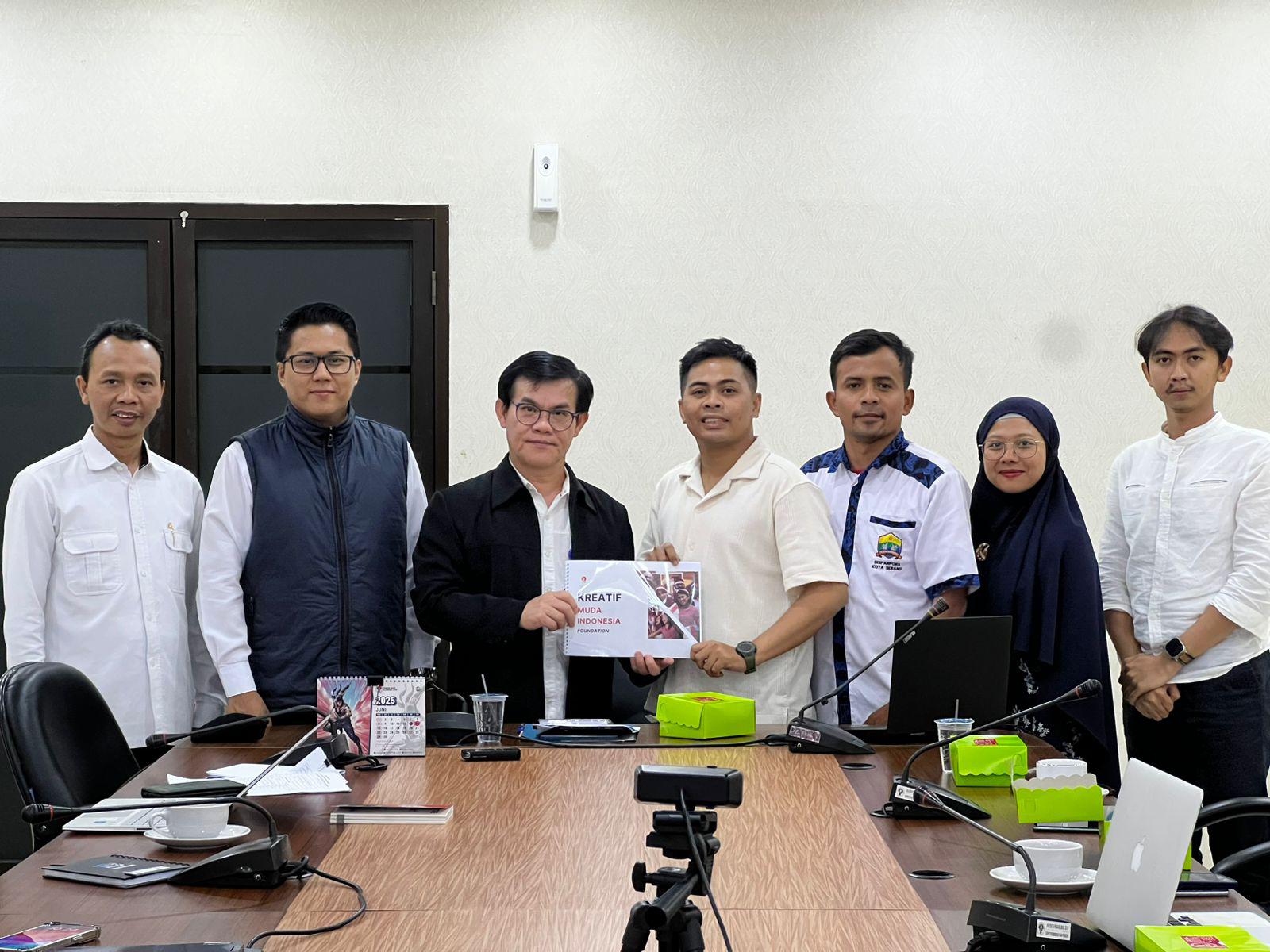 TERPILIH: Abdul Khair, Ketua Umum terpilih Kreatif Muda Indonesia, bersama jajaran pengurus pusat saat audiensi bersama Kemenpora RI di Jakarta, Kamis (19/6/2025). (DOK KMI)