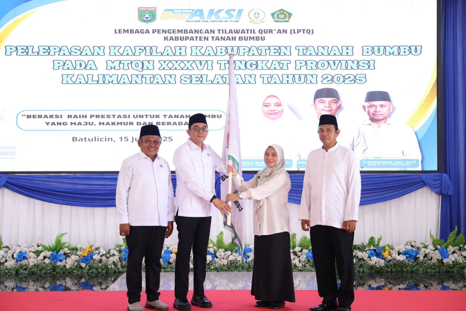 PENYERAHAN: Bupati Tanah Bumbu, Andi Rudi Latif, menyerahkan bendera kafilah kepada Pj Sekda Yulian Herawati sebagai simbol keberangkatan menuju MTQN ke-36.
