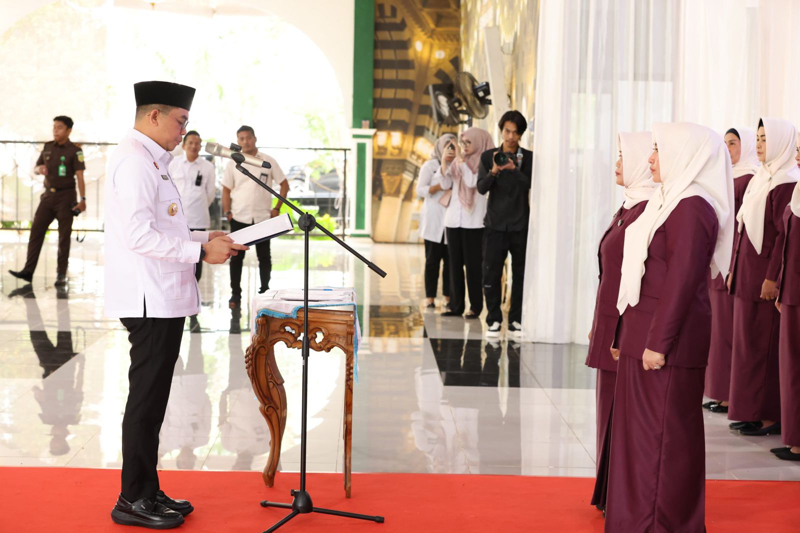 PELANTIKAN: Bupati Tanah Bumbu Andi Rudi Latif melantik Ketua dan Pengurus GOW periode 2025&ndash;2030 di Pendopo Kantor Bupati, Rabu (11/6/2025).