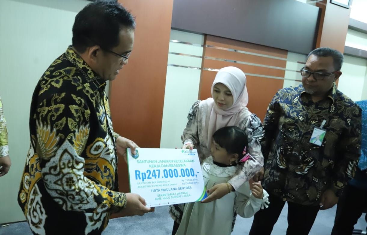 MOMEN:Bupati Kabupaten HSU, H Sahrujani menyerahkan asuransi ketenagakerjaan ke pihak ahli waris di Kantor Setda HSU, Kamis (19/6/2025).