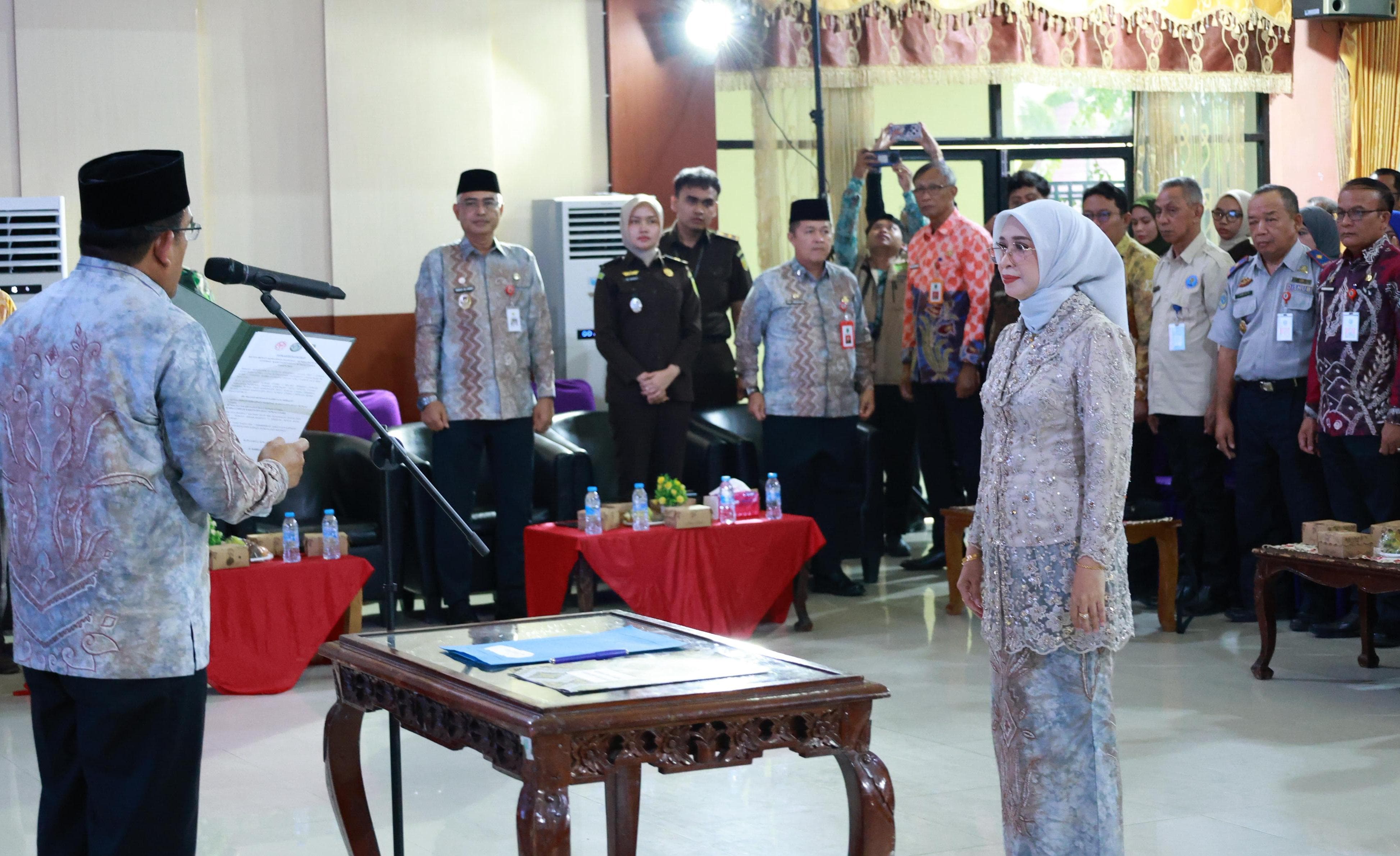 MOMEN:Bupati Kabupaten HSU, H Sahrujani melantik Hj Murniati Sahrujani sebagai Ketua Dekranasda Kabupaten HSU di Aula Dr KH Idham Chalid, Kota Amuntai.