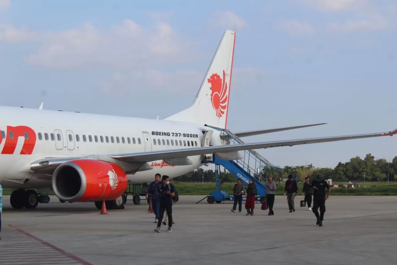 MENDARAT:Penumpang turun di Bandara Syamsudin Noor. Saat ini maskapai tengah melakukan penjajakan penerbangan ke Malaysia. (Dokumen)