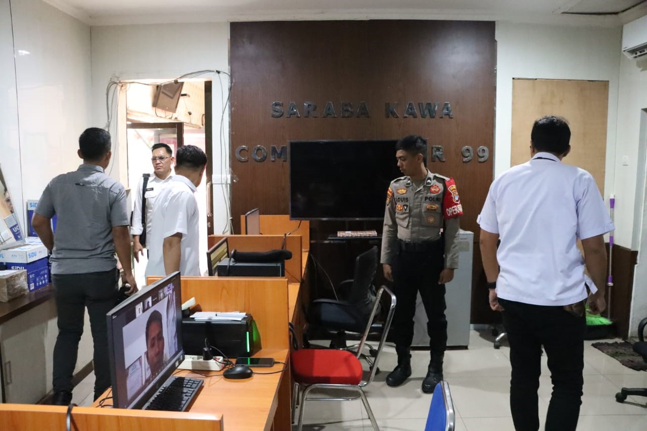 MEMERIKSA: Jajaran Polda Kalsel saat melihat langsung kondisi Mapolres Tabalong.