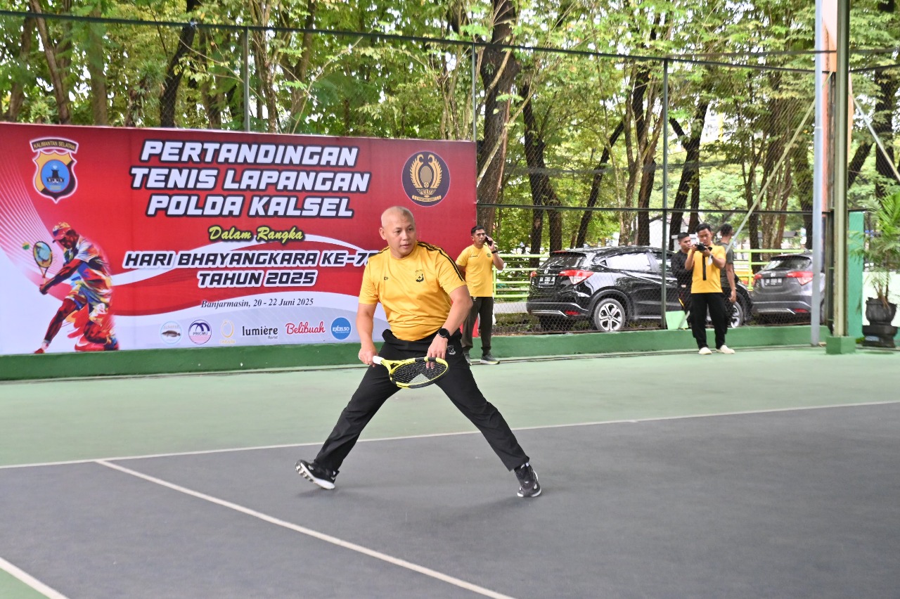 EKSEBISI: Kapolda Kalsel, Irjen Pol Rosyanto Yudha Hermawan saat laga eksebisi pertandingan Tenis Lapangan Polda Kalsel di Lapangan Tenis Korem 101 Antasari.