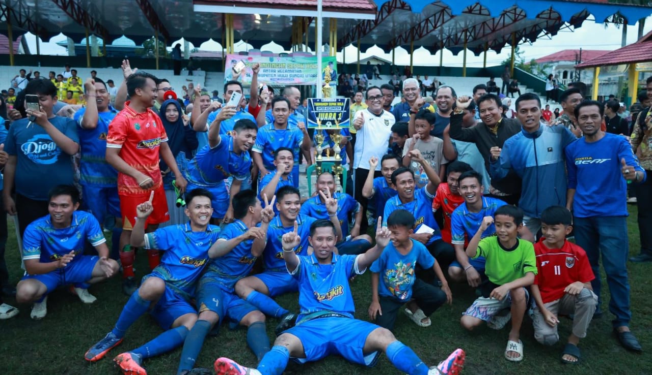 JUARA: Tim Amuntai Tengah FC menerima trofi juara Sepak Bola Antar Kecamatan di Lapangan Pahlawan Amuntai dari Bupati HSU H Sahrujani.
