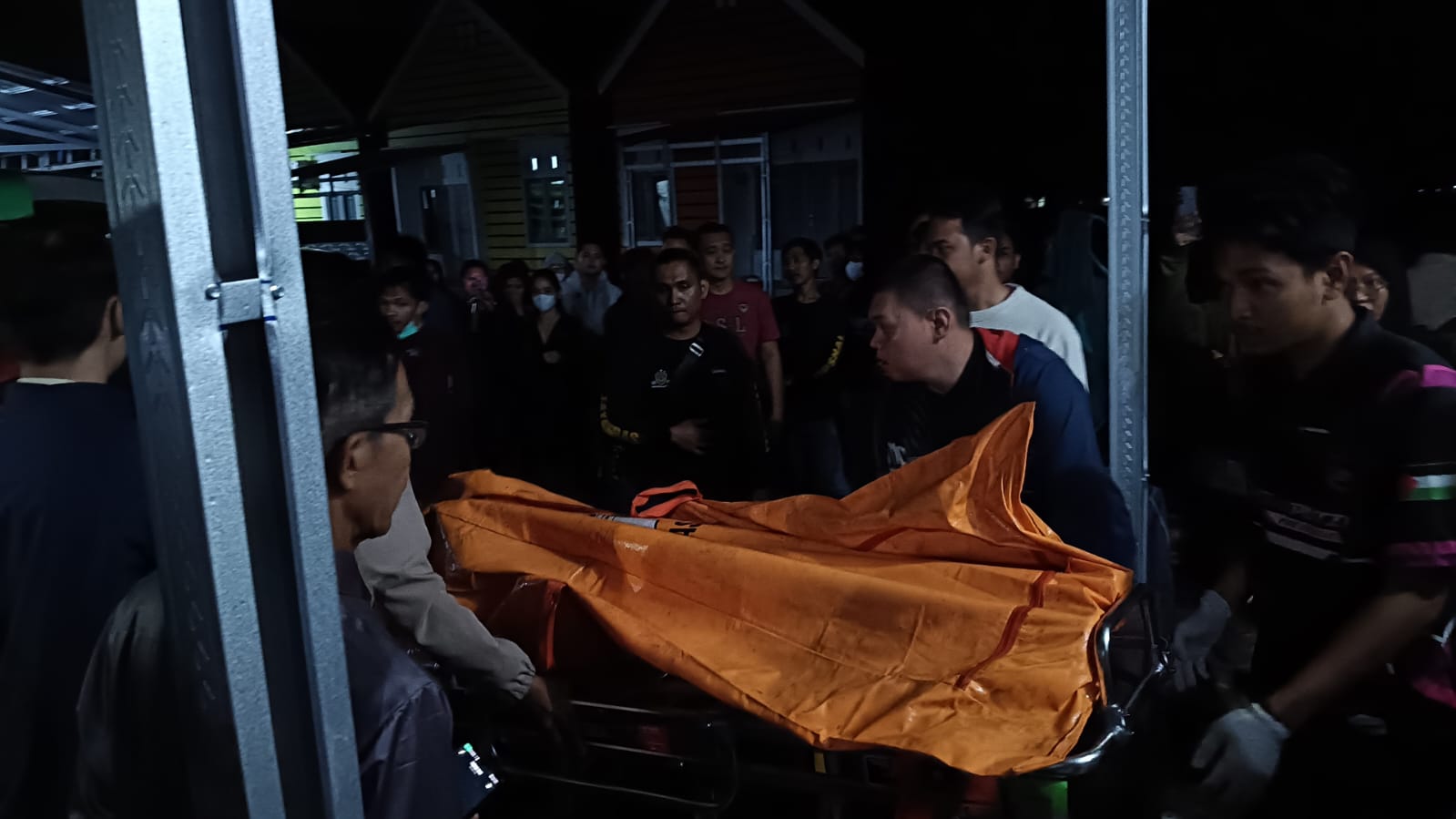 EVAKUASI:Jasad korban usai dievakuasi dari belakang rumahnya dan dibawa ke ruang pemulasaraan jenazah RSUD Ulin Banjarmasin.