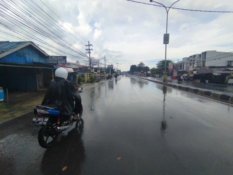 BASAH: Kondisi jalan di Kecamatan Liang Anggang, Kota Banjarbaru pasca diterjang hujan deras pada Kamis (19/6) siang.