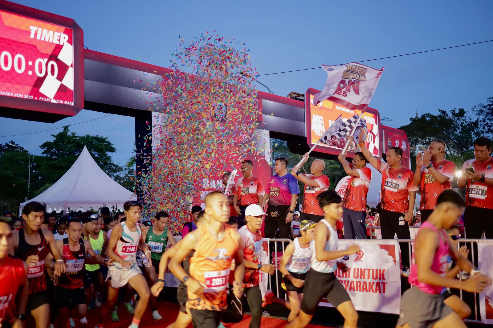 ANGKAT BENDERA:Ketua DPRD Kalsel, Supian HK didampingi Kapolda Kalsel, Irjen Pol Rosyanto Yudha Hermawan didaulat mengangkat bendera start Banua Bhayangkara RUN 2025. (FOTO:DPRD KALSEL)