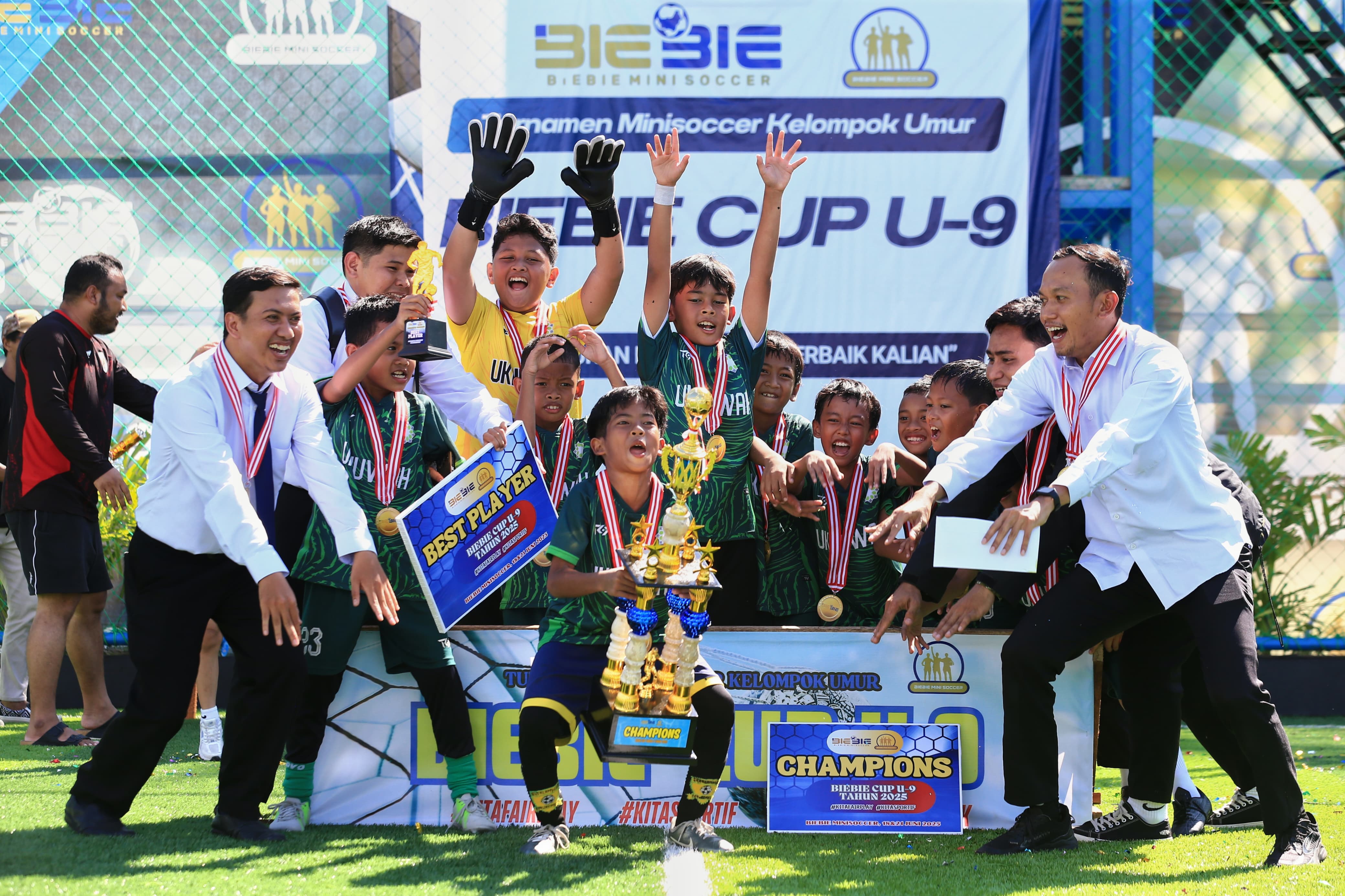 SDIT Ukhuwah A merayakan kemenangan usai menjuarai Biebie Cup U-9 2025 di Lapangan Biebie Minisoccer, Banjarmasin, Sabtu (21/6/2025). (M Idris Jian Sidik)