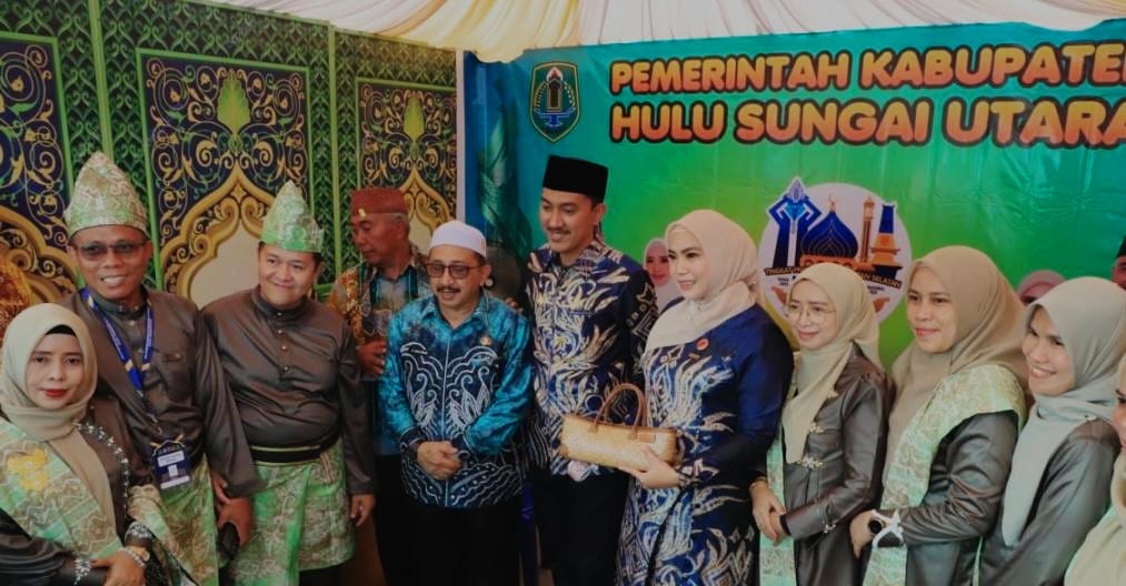 MOMEN:Sekda HSU, Adi Lesmana dan jajaran Dekranasda HSU foto bersama dengan Bupati Banjar, Saidi Mansur dan istri saat berkunjung ke stand Dekranasda HSU di momen MTQ Tingkat Kalsel.