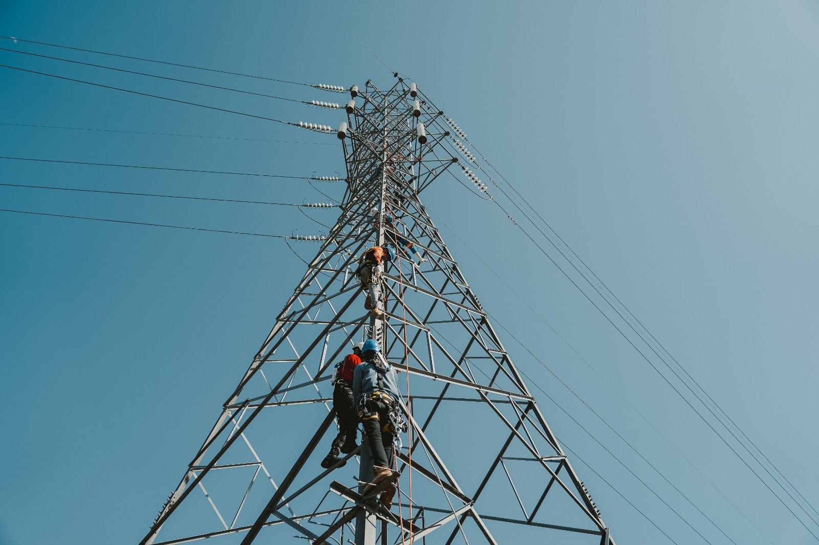 PASTIKAN NORMAL: Petugas PLN ketika melakukan pengecekan tower transmisi demi menjaga keandalan listrik di Desa Tengatiba, Nusa Tenggara Timur.