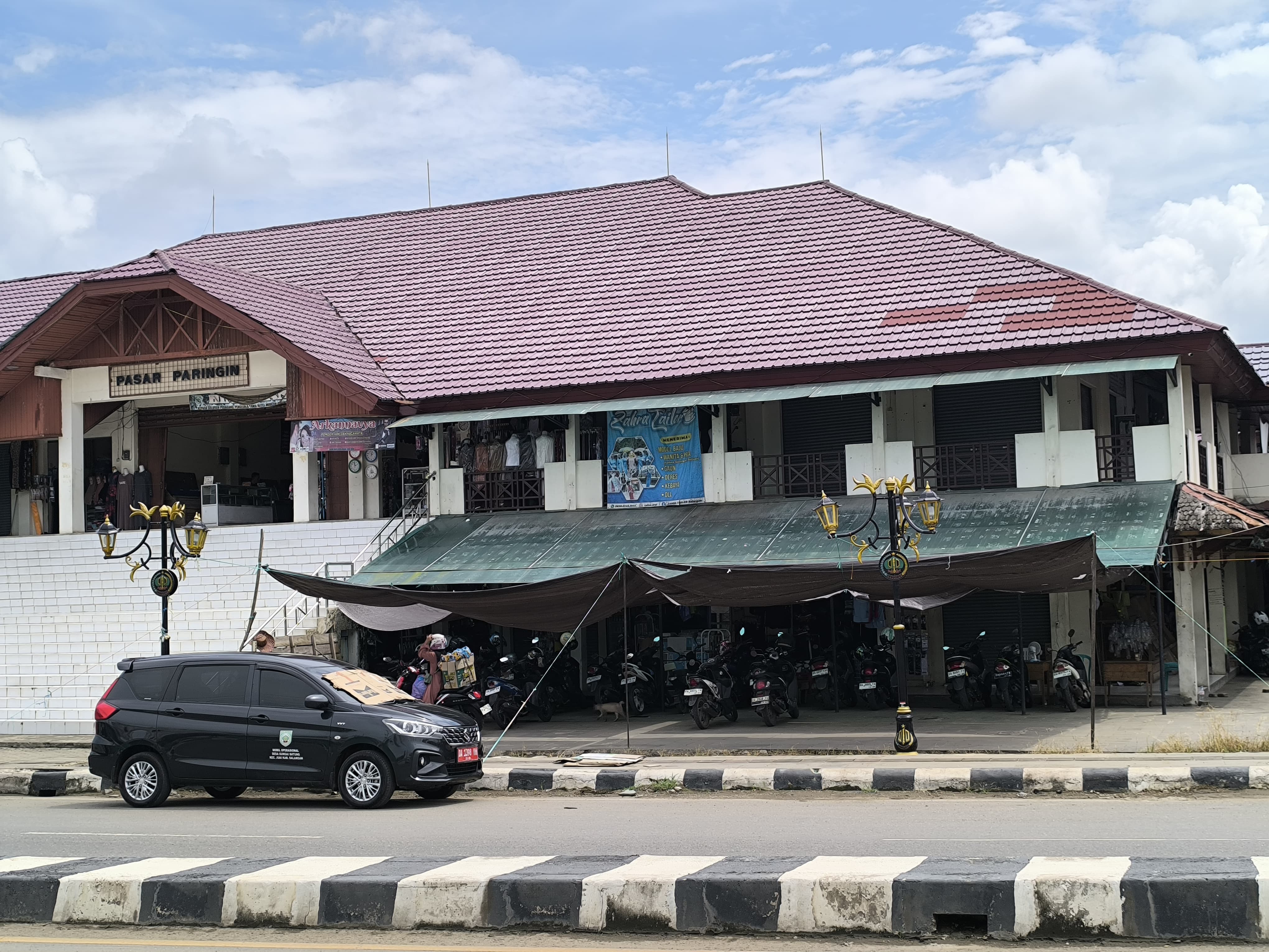 PARKIRAN: Salah satu titik parkir yang ada di Pasar Paringin, Kabupaten Balangan. (M Dirga/ Radar Banjarmasin)