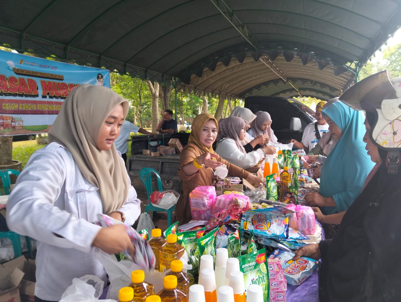 PASAR MURAH:Masyarakat antusias mengunjungi pasar murah di Stadion Murakata, Senin (23/6/2025). (Foto:Jamaluddin/Radar Banjarmasin)
