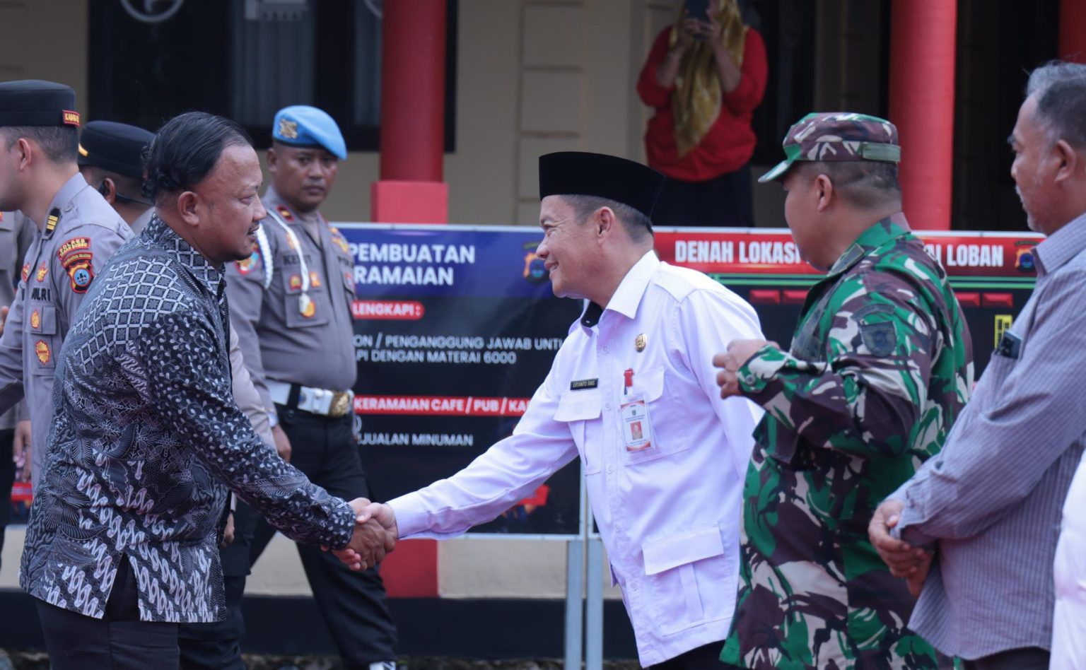 HADIR: Eryanto Rais tiba di Polsek Sungai Loban untuk menghadiri kunjungan Tim Kompolnas dalam rangka penilaian Kompolnas Award 2025.