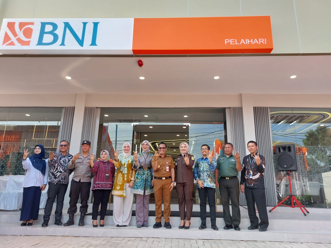 BERSAMA:Area Head BNI Wilayah Kalsel, Sari Anggraini (enam dari kiri) foto bersama dengan perwakilan Forkopimda Tala dengan pose Wonder di depan Kantor Baru BNI KCP Pelaihari.