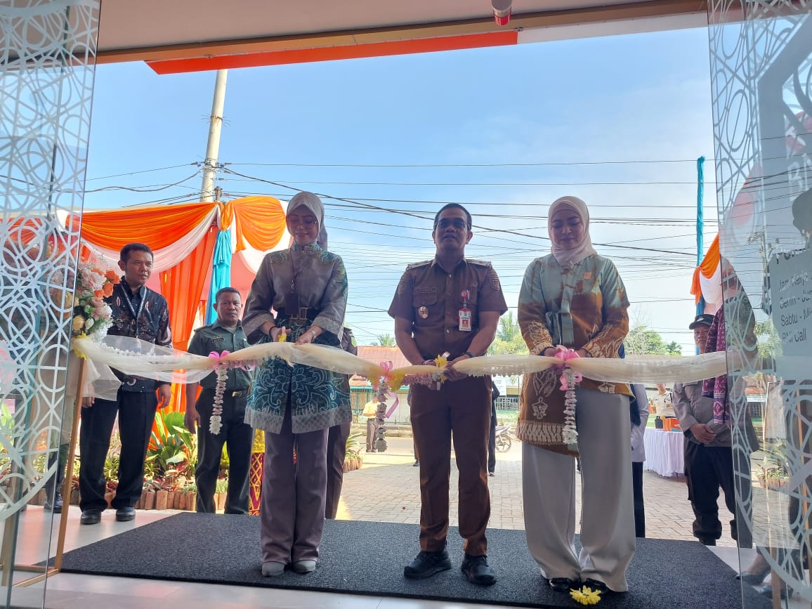 DIRESMIKAN:Area Head BNI Wilayah Kalsel, Sari Anggraini (kiri) bersama Pj Sekda Tala, Ismail Fahmi dan Anggota DPRD Tala, Hj Marni memotong pita tanda diresmikannya Kantor Bank BNI KCP Pelaihari.