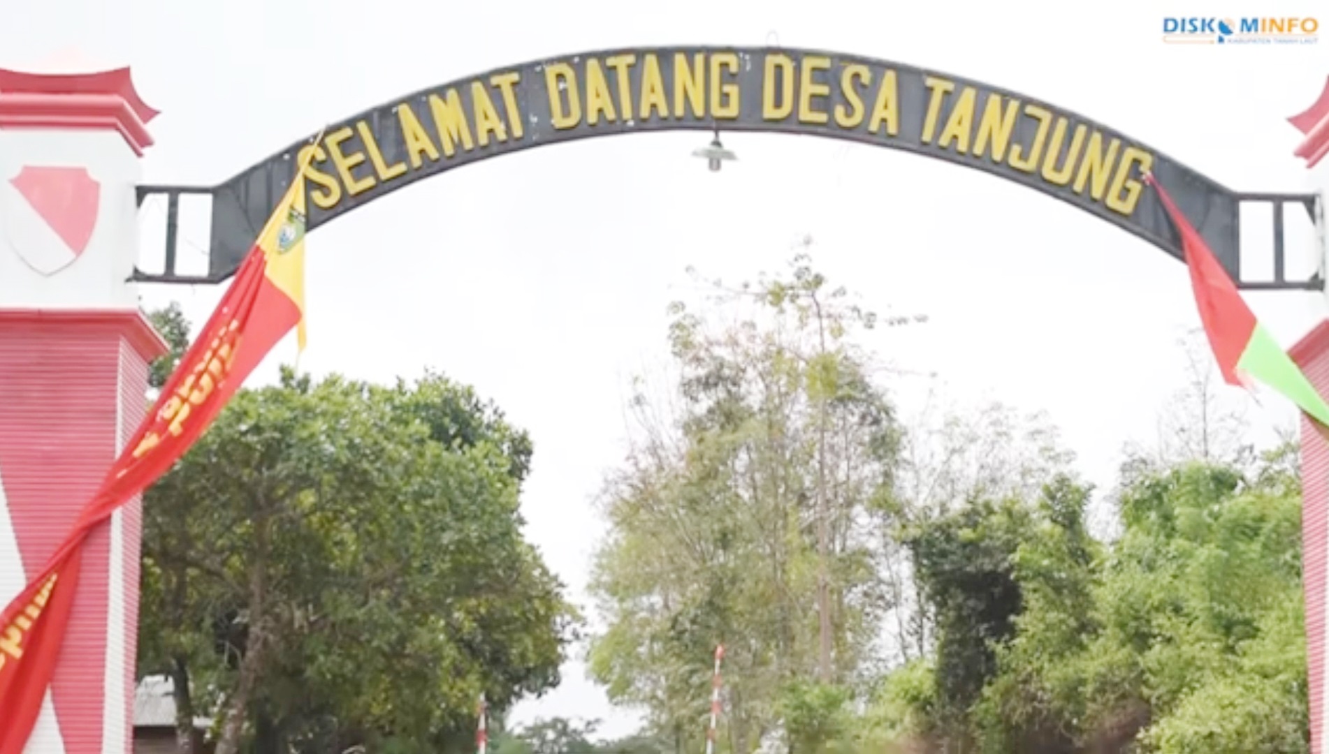 KOKOH : Gapura Desa Tanjung di Kecamatan Bajuin, Tanah Laut.