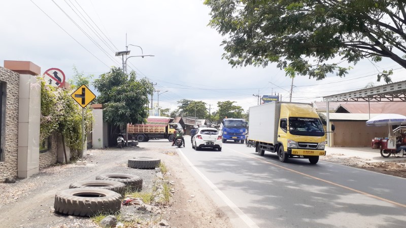 DIALIHKAN: Lalu lintas truk di Jalan Tol Mali-Mali atau Jalan Bypass Mataraman.
