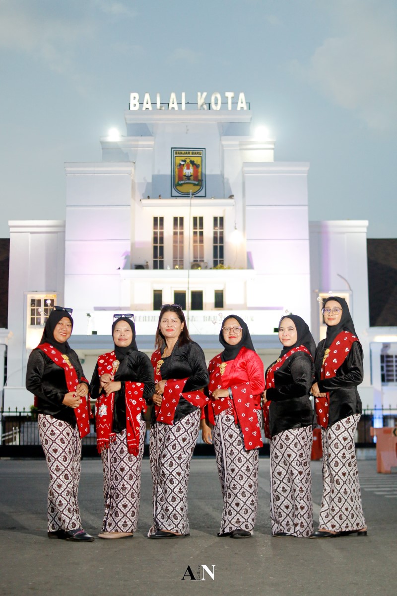 VIRAL: Berfoto mengenakan baju adat di depan Balai Kota kini sedang ramai di Banjarbaru.