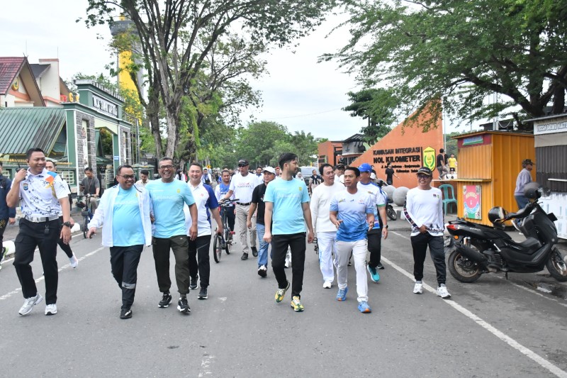 JALAN MEMUTAR: Wali Kota Banjarmasin Muhammad Yamin ikut melintas di Kawasan 0 Km pada Minggu (26/6) pagi.