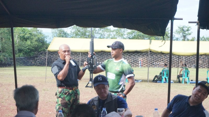 SAFETY First &ndash; Anggota Yonif 623/BWU menjelaskan spek senjata, fungsi hingga aturan safety menggunakan senjata.