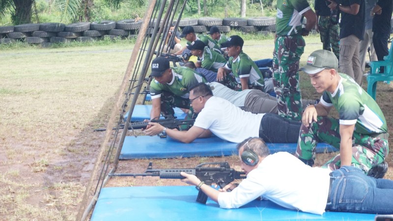 PENDAMPING &ndash; Masing-masing penembak didamping anggota Yonif 623/BWU yang siap sedia memberikan arahan ataupun membetulkan posisi