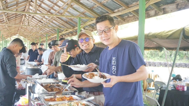 BUFFET &ndash; Sajian makan siang ditata buffet dengan beragam menu yang menggugah selera. Mulai sate kambing khas Pekanbaru, sup Marak Kambing hingga ayam Pangkat khas Aceh.
