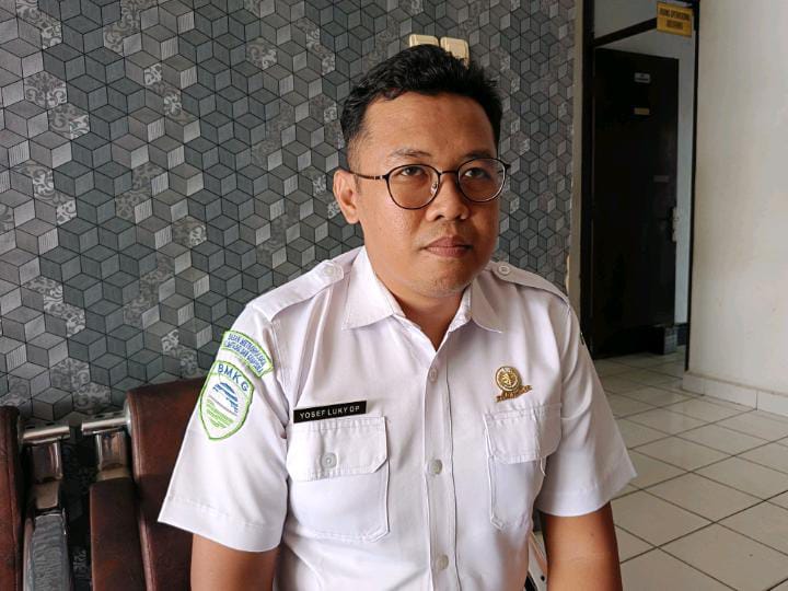 Forecaster Iklim BMKG Stasiun Klimatologi Kalsel, Yosef Luky Dwi Prasetya saat ditemui di kantornya (SHEILA FARAZELA/ RADAR BANJARMASIN)
