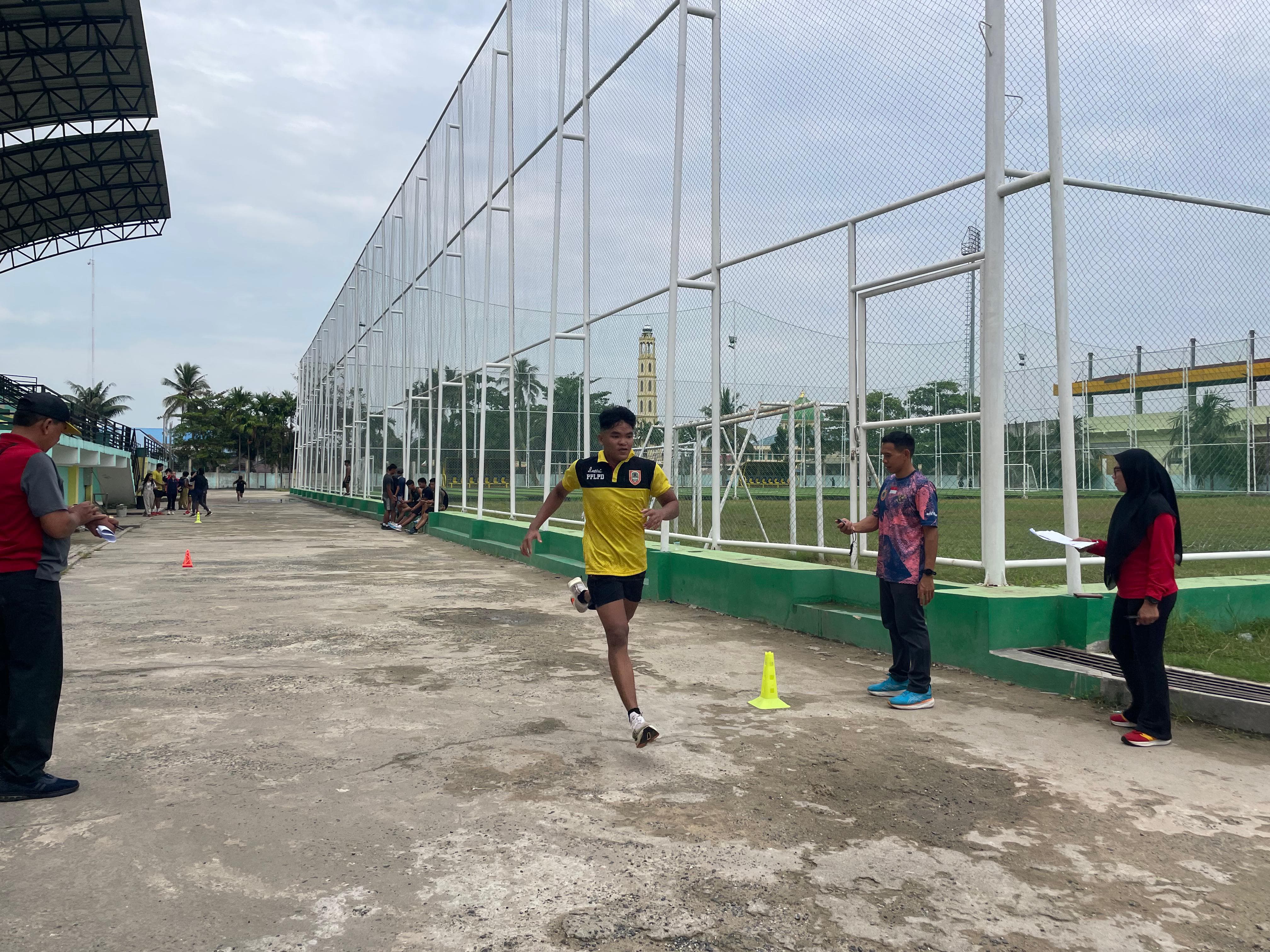 UJI KEBUGARAN : Sejumlah atlet mengikuti uji kebugaran yang digelar Dispora Kalsel di SKB Mulawarman Banjarmasin, Selasa (24/6/2025). (Idris Jian Siddik/ Radar Banjarmasin)
