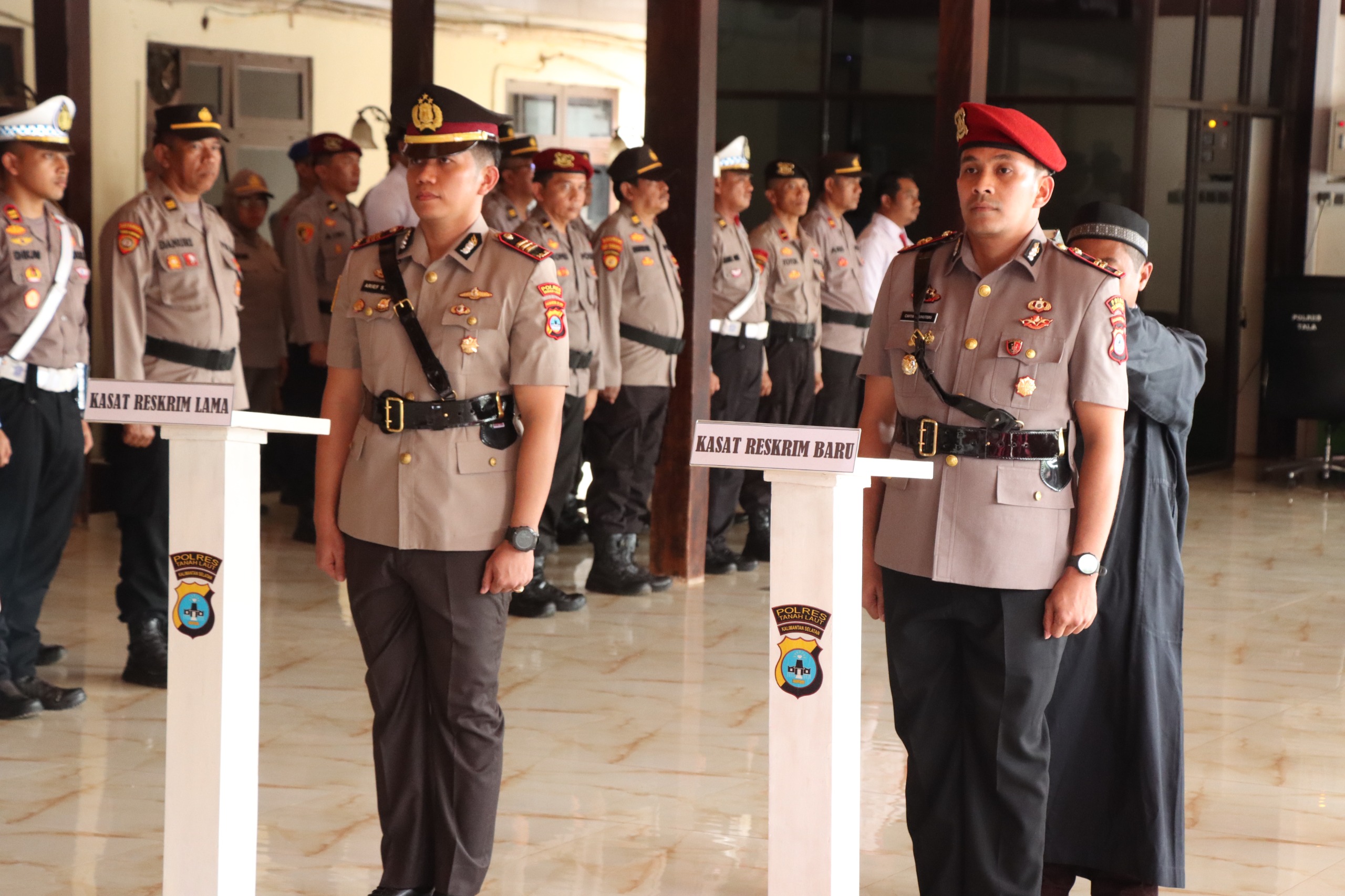 BERGANTI : AKP Arief Sukmo Wibowo (kiri) dan Iptu Cahya Prasada Tuhuteru (kanan) saat menjalani prosesi sertijab Kasat Reskrim Polres Tala. (Foto : Humas Polres Tala untuk Radar Banjarmasin).
